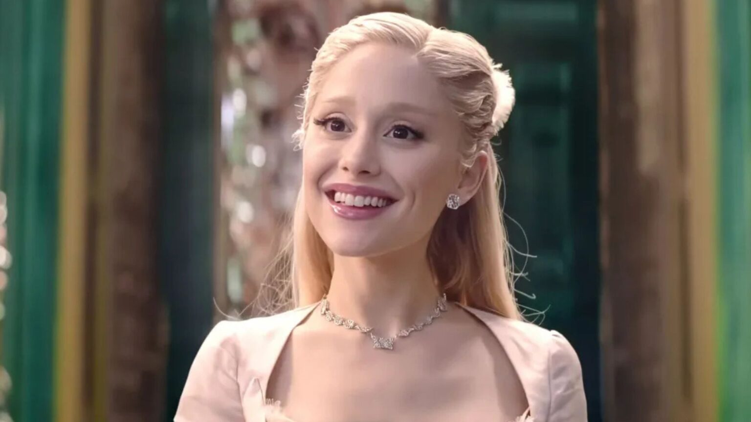 Ariana Grande si commuove sul palco dopo 7 anni: le parole ai fan fanno venire i brividi (e scatta l’ovazione) Ariana Grande in Wicked