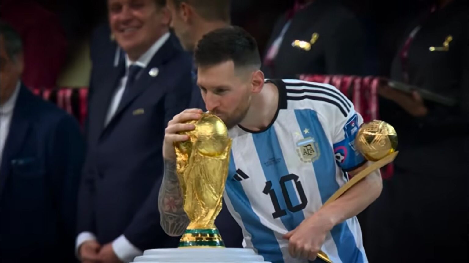 Messi bacia la Coppa del Mondo