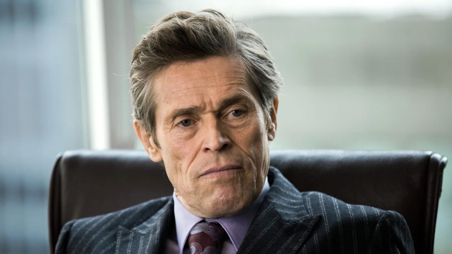 Willem Dafoe confermato alla guida della Biennale Teatro: cosa c’è dietro la decisione (e non riguarda solo i numeri) Willem Dafoe in Inside Man - L'uomo dall'interno