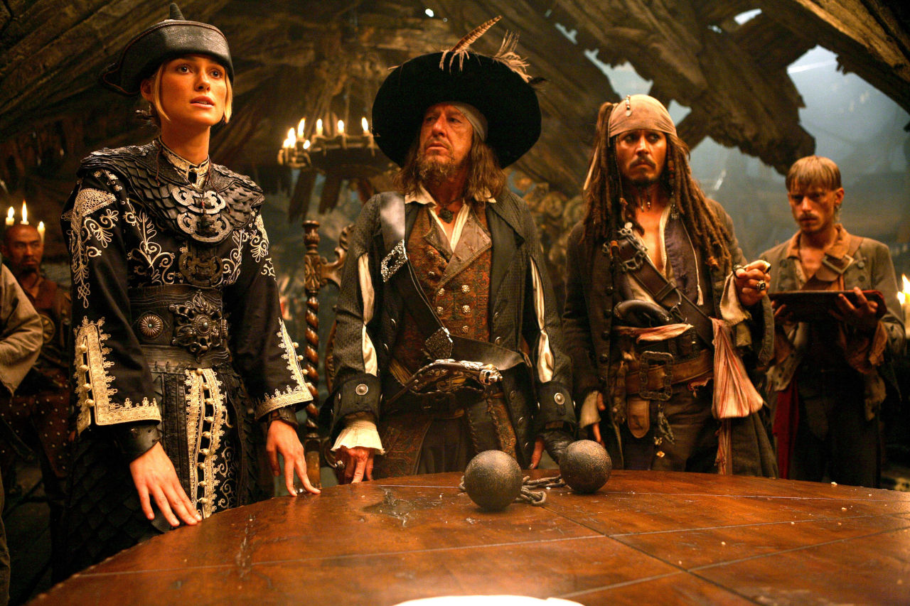 Elizabeth (Keira Knightley), Barbossa (Geoffrey Rush) e Jack (Johnny Depp) in Pirati dei Caraibi - Ai confini del mondo