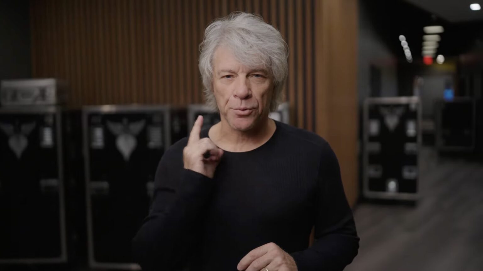 Jon Bon Jovi interrompe il concerto al Madison Square Garden: poi guarda i fan e fa una promessa che emoziona tutti Bon Jovi