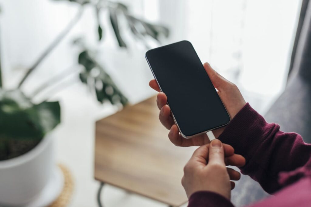 Disattiva questa impostazione attiva di default e la batteria dello smartphone durerà il doppio Ottimizzare la batteria dello smartphone
