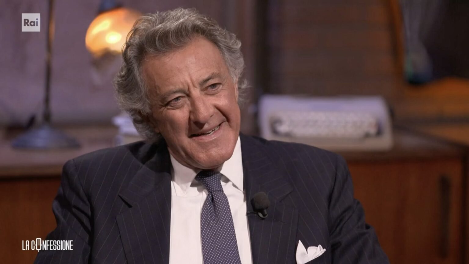 Luca Barbareschi compie 70 anni: dalla casa piena di libri a Roma al paradiso vista mare di Filicudi, ecco dove vive l’attore Luca Barbareschi