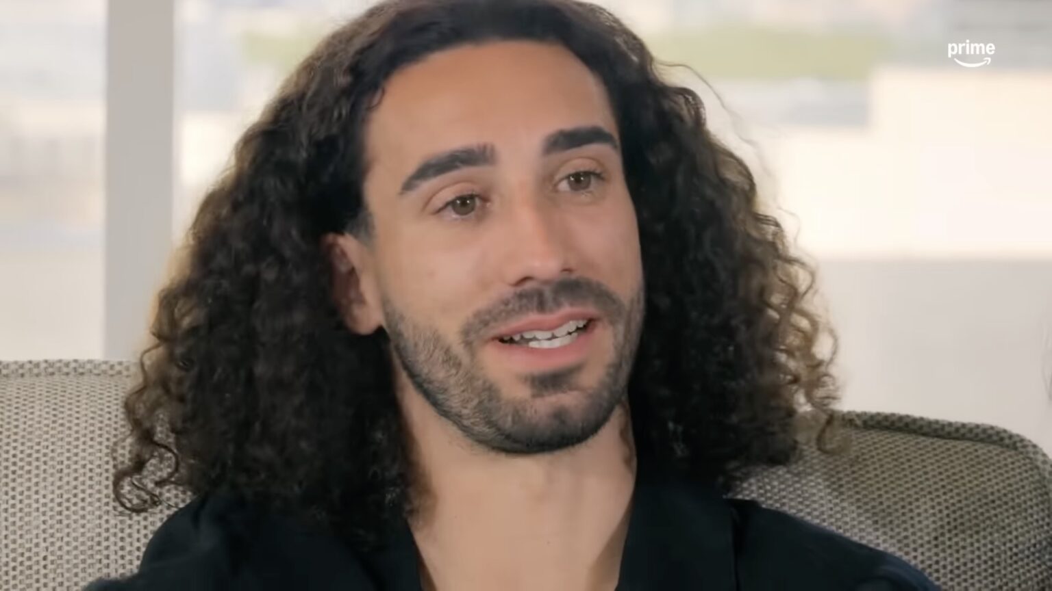 Perché Marc Cucurella non si taglia mai i capelli? Dietro la sua iconica chioma c’è il gesto della madre che gli ha cambiato la vita Marc Cucurella