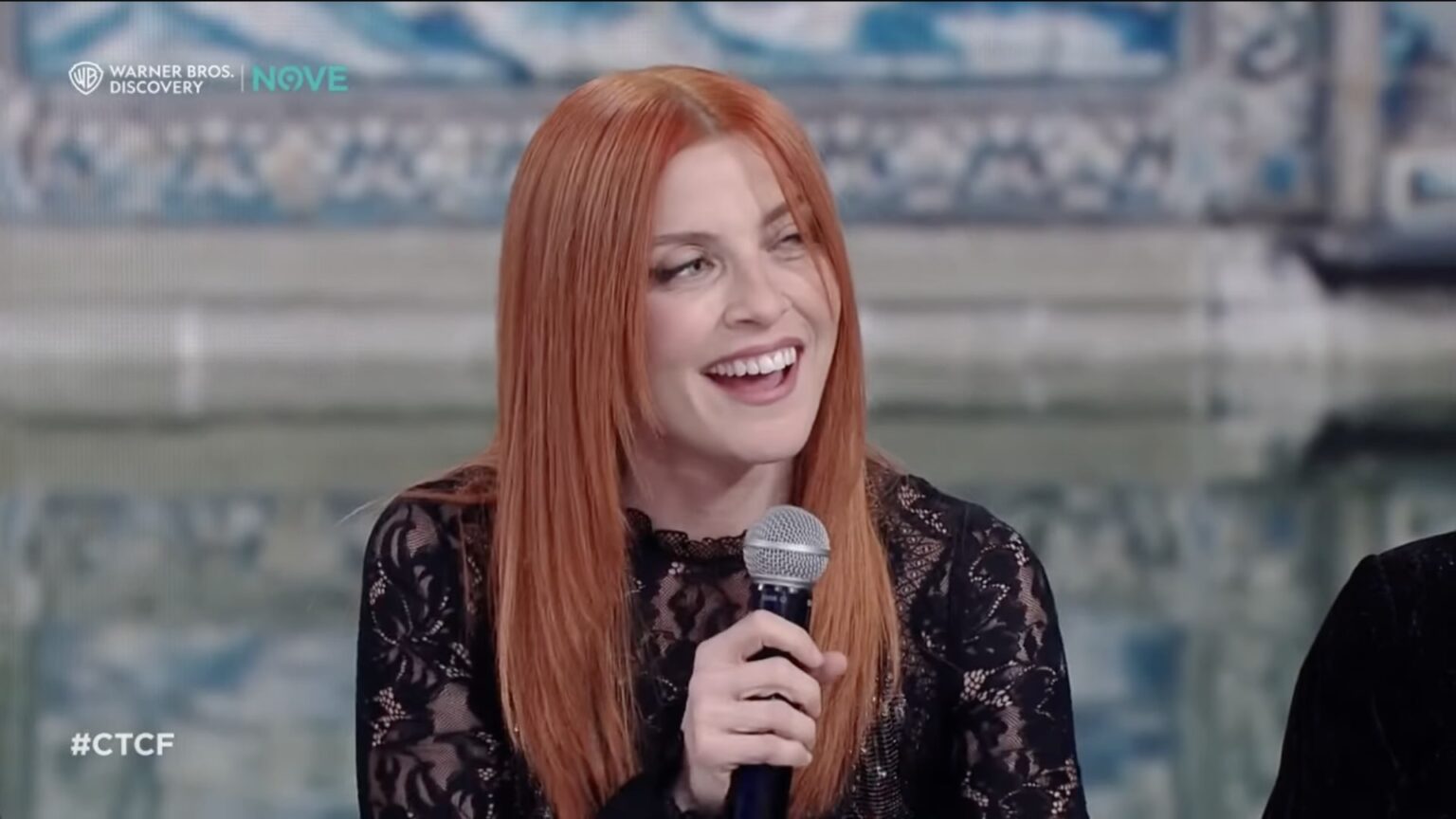 Noemi torna a sorridere dall’ospedale: prende un microfono dal letto e il suo gesto conquista il cuore di migliaia di fan Noemi