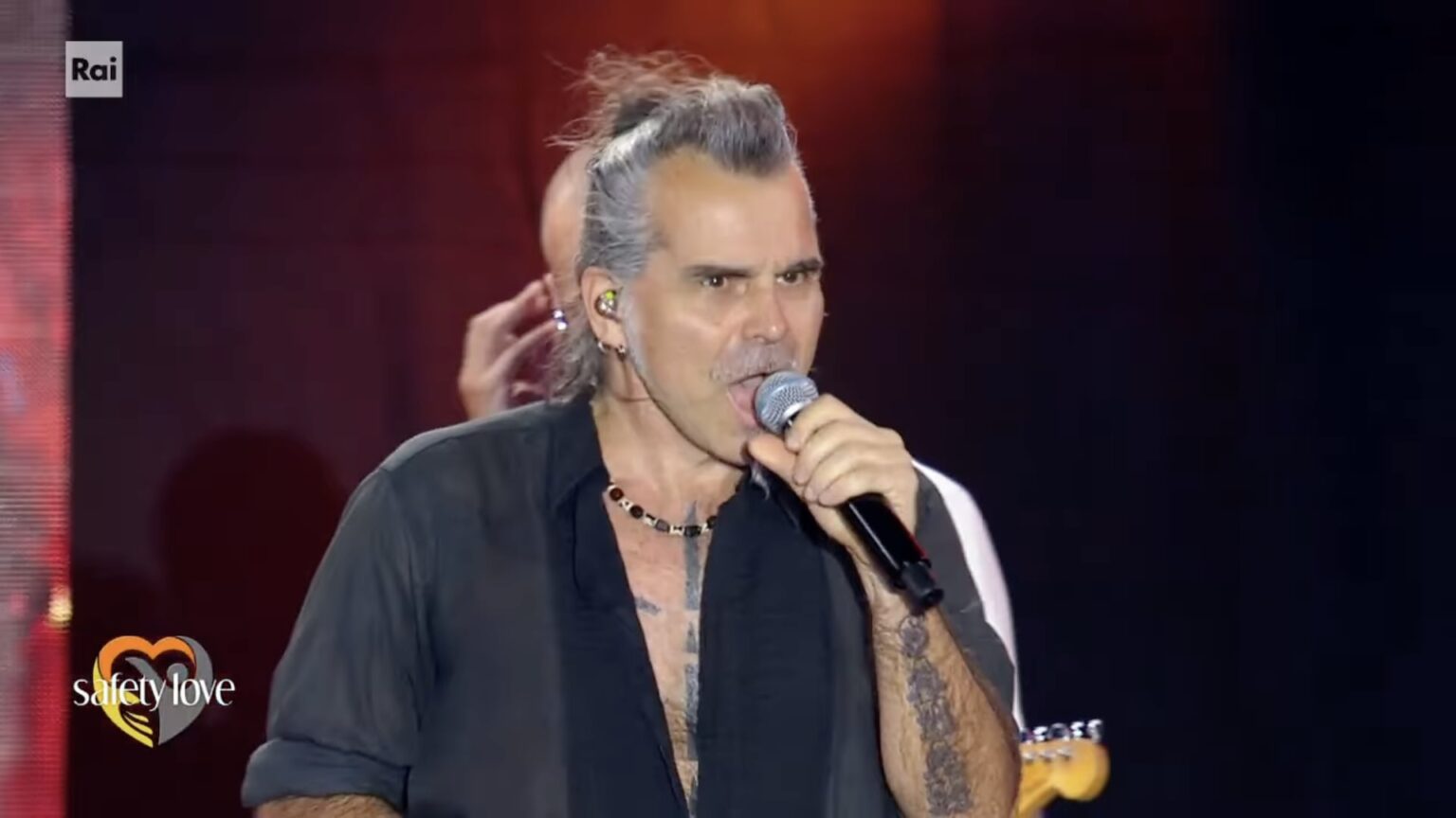 Piero Pelù trasforma il concerto dei Litfiba in un comizio: la testa di Trump sul palco fa esplodere il dibattito politico Piero Pelù