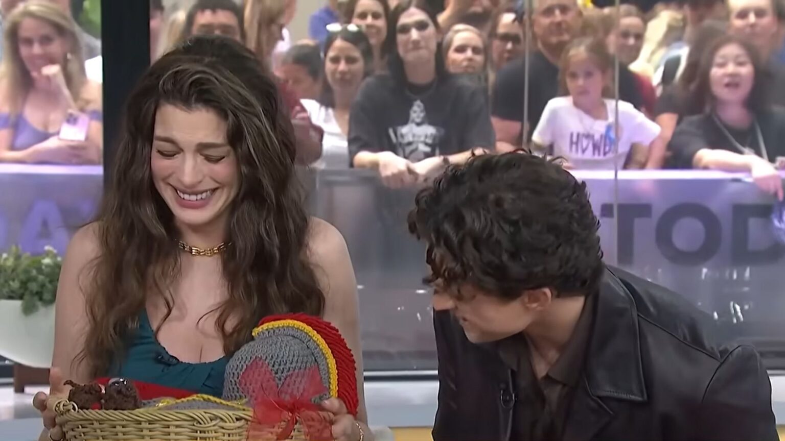 Anne Hathaway durante un'intervista