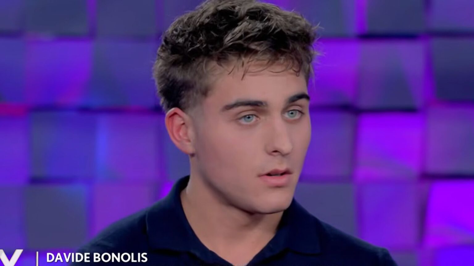 Davide Bonolis e Martina Dotti insieme a Formentera: spunta la benedizione social di Sonia Bruganelli Davide Bonolis durante un'intervista