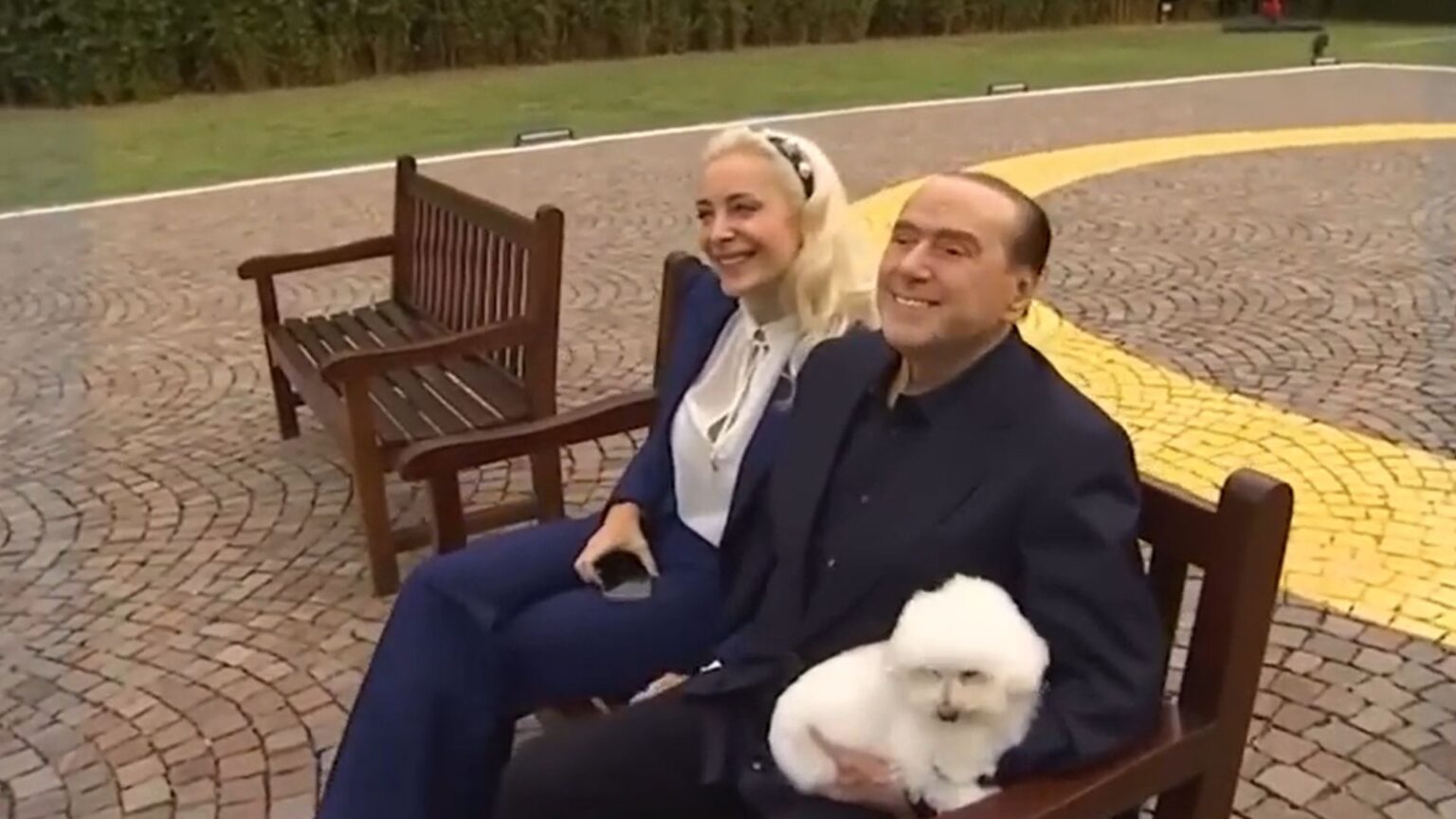 Marta Fascina e il tatuaggio con Berlusconi: non è il primo, ecco cosa aveva fatto prima (e perché ha commosso l’Italia) Marta Fascina e Berlusconi