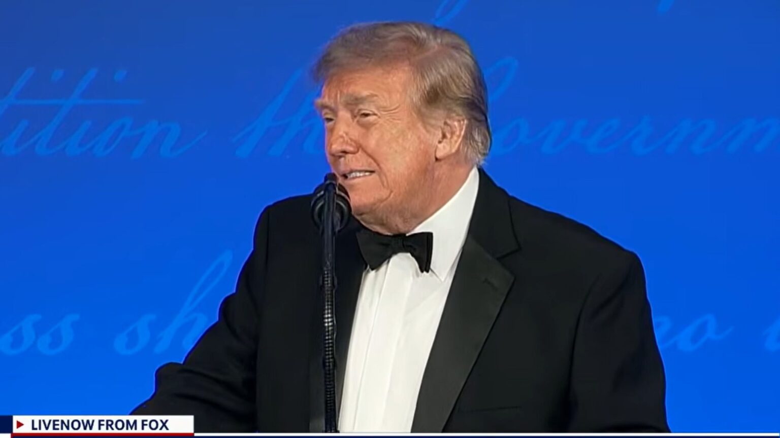 Trump parla in Georgia ma tutti guardano dietro di lui: il video che ha fatto ridere i social diventa virale Donald Trump