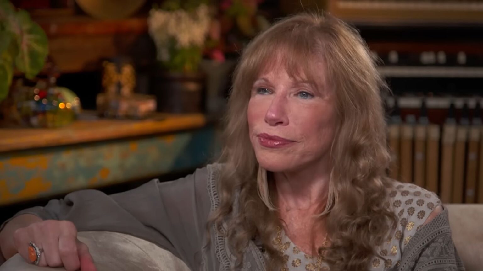 “Alcuni giorni la stanchezza mi impedisce di muovermi”: la confessione di Carly Simon sulla malattia che l’ha cambiata Carly Simon durante un'intervista