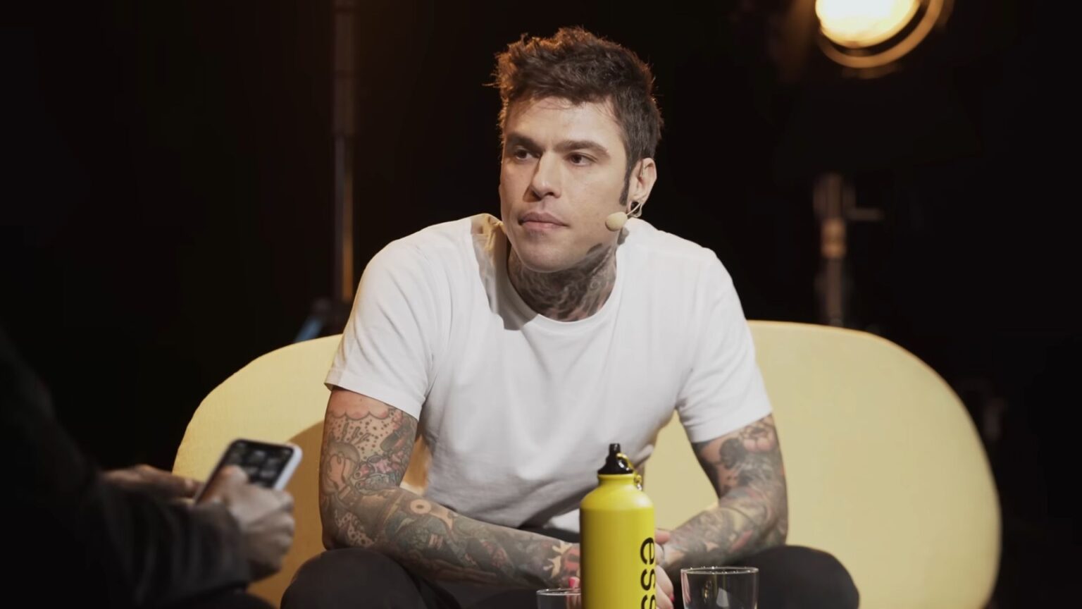 Fedez durante un'intervista