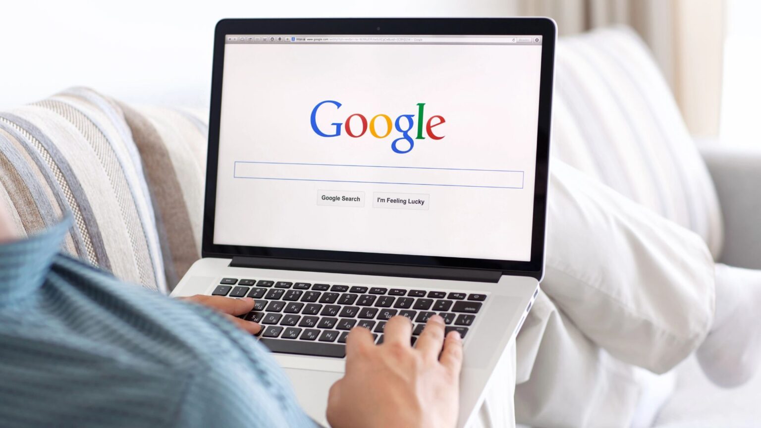 Dimenticata la password di Google? Ora dovrai girare un video del tuo volto per recuperarla (la mossa che fa discutere sulla privacy) Un uomo al computer consulta Google