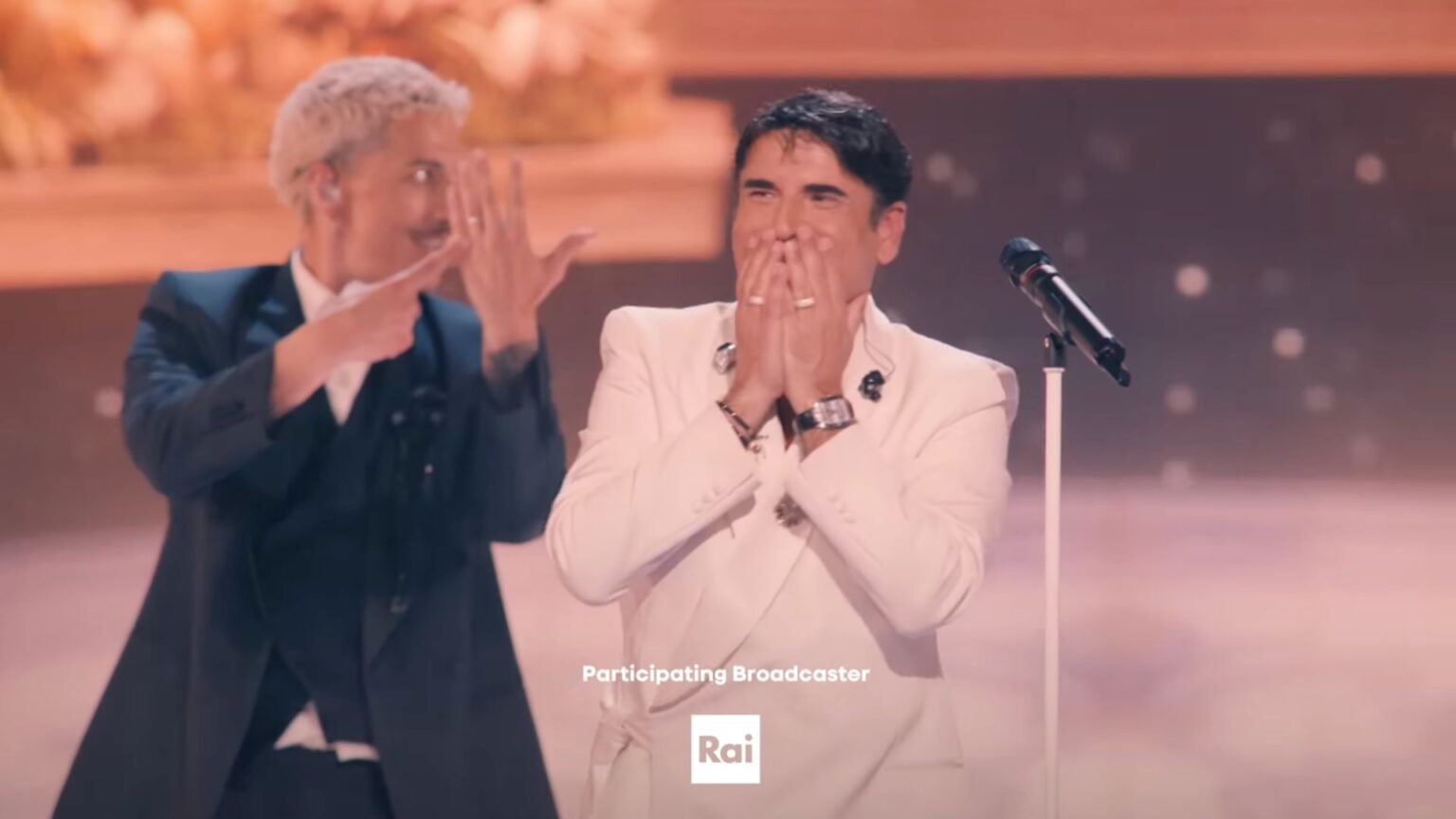 “Mamma, mi sono laureato tardi”: Sal Da Vinci riceve la laurea honoris causa (e non trattiene le lacrime) Sal da Vinci commosso all'Eurovision 2026