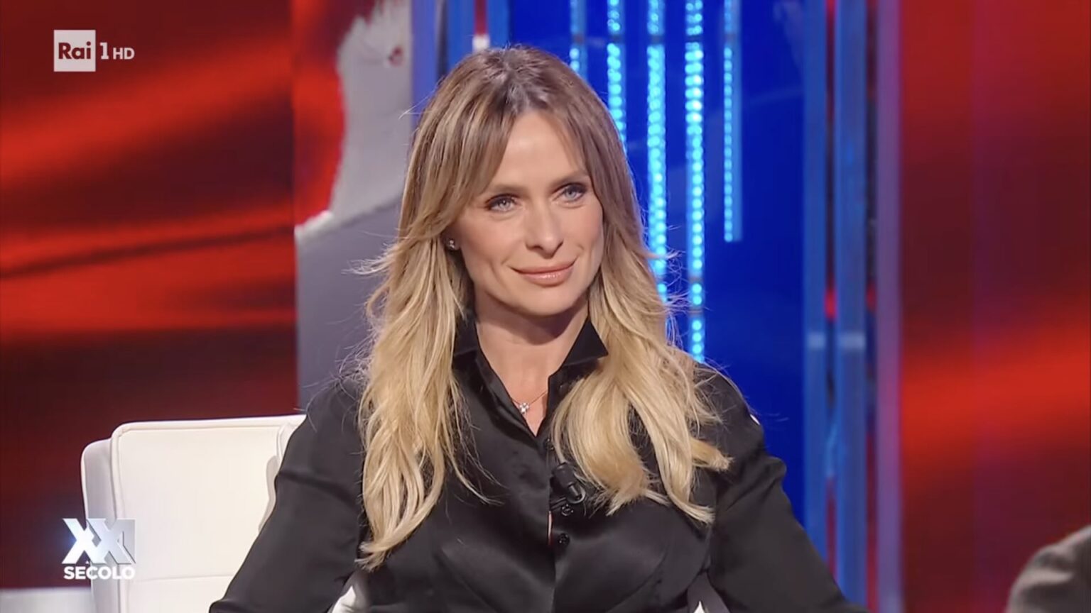 Serena Autieri, la casa con vista sul Golfo di Napoli è il luogo dove ritrova sé stessa: “È qui che penso alla mia vita” Serena Autieri