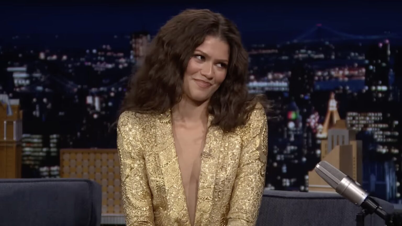 Zendaya incanta alla sfilata Louis Vuitton con una giacca da sposa: dietro il suo look si nasconde un dettaglio incredibile Zendaya