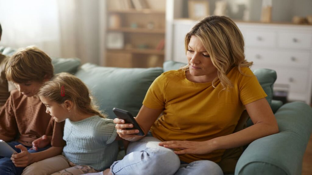 WhatsApp testa un pallino verde che svela subito chi è online: ecco come disattivarlo iStock-2195648216