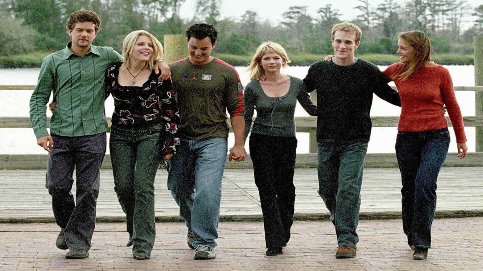 Busy Philipps scopre un tumore al cervello nei giorni della morte di James Van Der Beek: “Sono grata di essere viva” Busy Philipps con il cast di Dawson's Creek