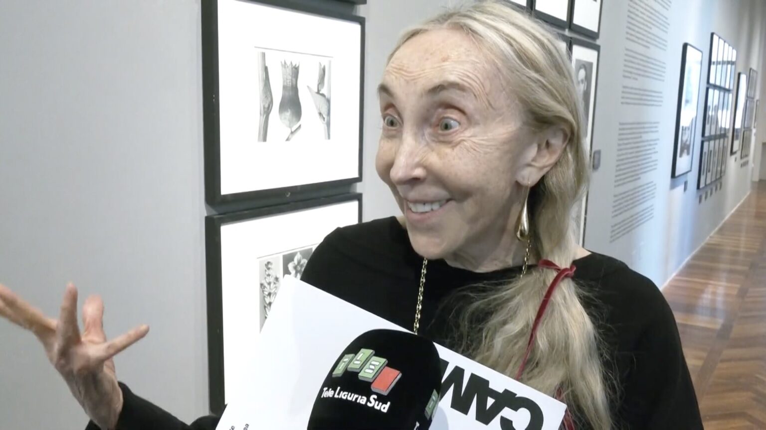 Carla Sozzani si sposa a 79 anni dopo 37 anni d’amore con Kris Ruhs: “A questa età è ancora più romantico” Carla Sozzani