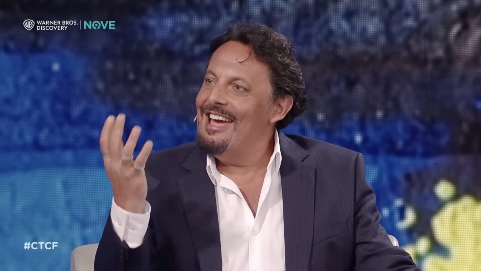 Enrico Brignano a tavola senza maglietta scatena le critiche, ma dietro quella foto c’è qualcosa che potrebbe capitare a tutti Enrico Brignano