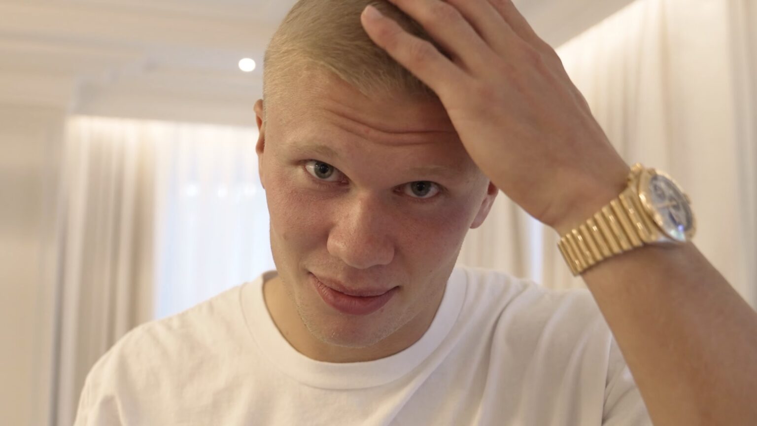 Erling Haaland irriconoscibile con il nuovo look, Guardiola lo invidia ma Ibrahimovic è spietato: “Che cavolo hai fatto?” Erling Haaland