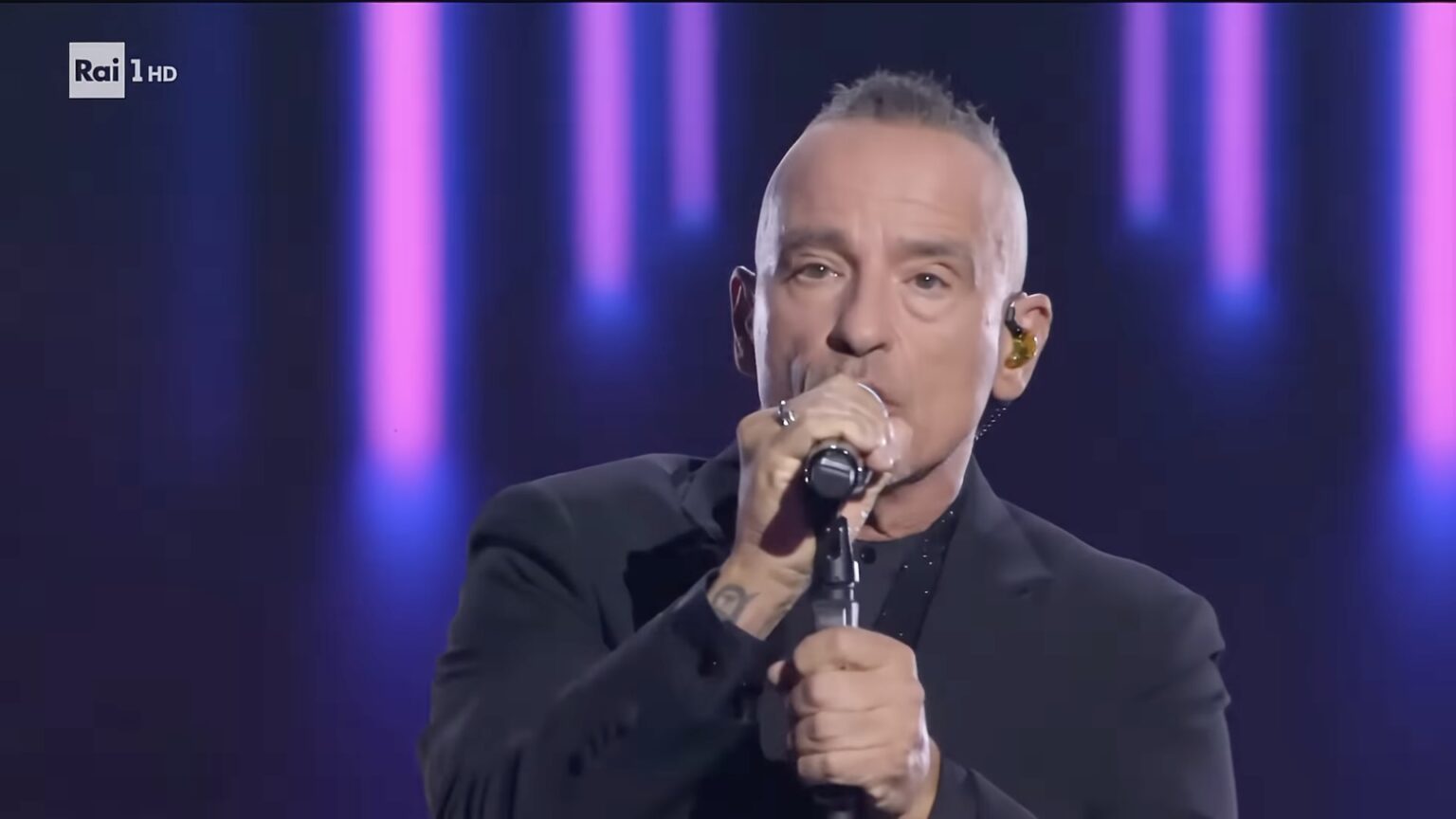 Eros Ramazzotti parla dopo l’operazione alle corde vocali e rassicura i fan, ma subito dopo arriva la brutta notizia Eros Ramazzotti