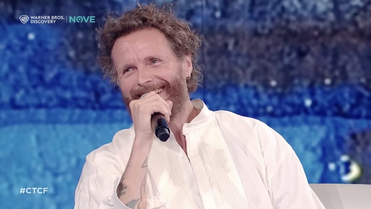 Jovanotti scherza sulle campane di Cortona, ma i frati gli rispondono con un’ironia che fa il giro dei social Jovanotti