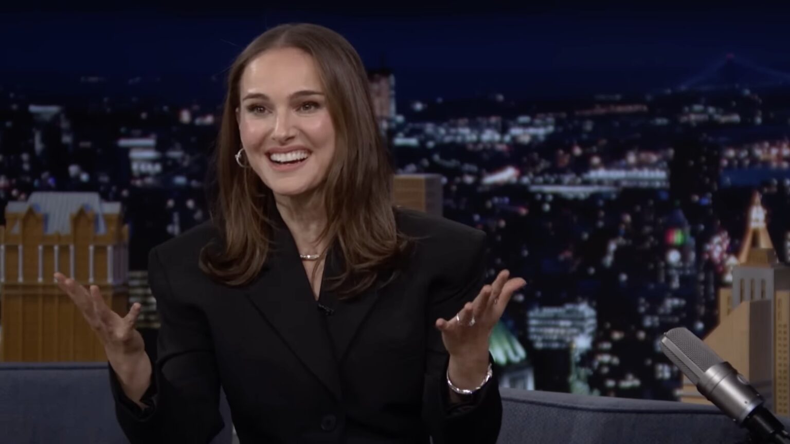 Natalie Portman mostra il pancione e volta pagina dopo il divorzio: la foto che emoziona i fan e racconta il suo nuovo inizio Natalie Portman