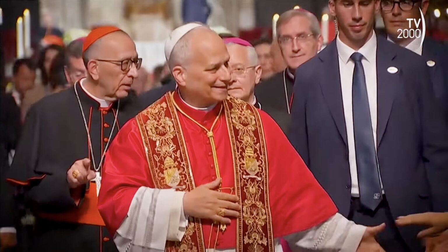 Papa Leone incontra il sassofonista dei Blues Brothers e gli regala due rosari, ma in cambio riceve qualcosa di iconico Papa Leone