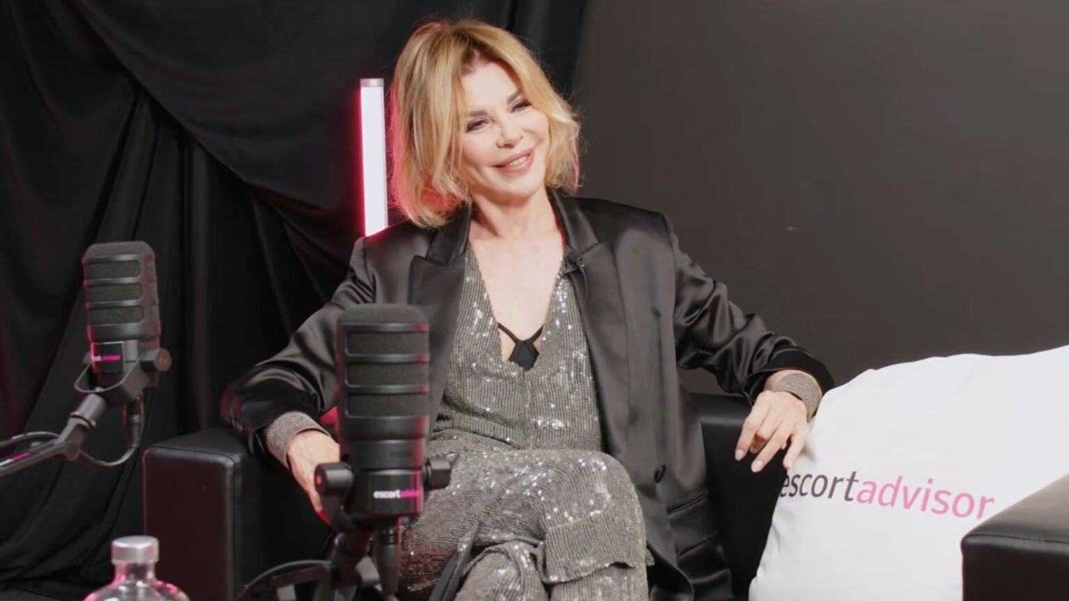 Alba Parietti durante un'intervista