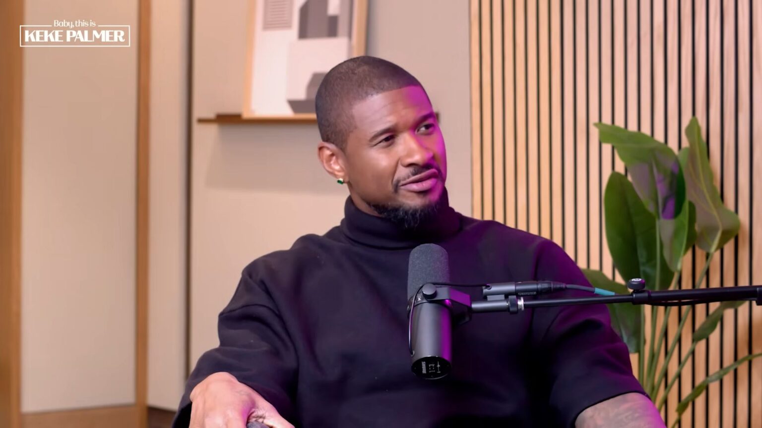 Una fan rifiuta di baciare Usher sul palco: il cantante la manda via e il video diventa virale dividendo il web Usher durante un'intervista