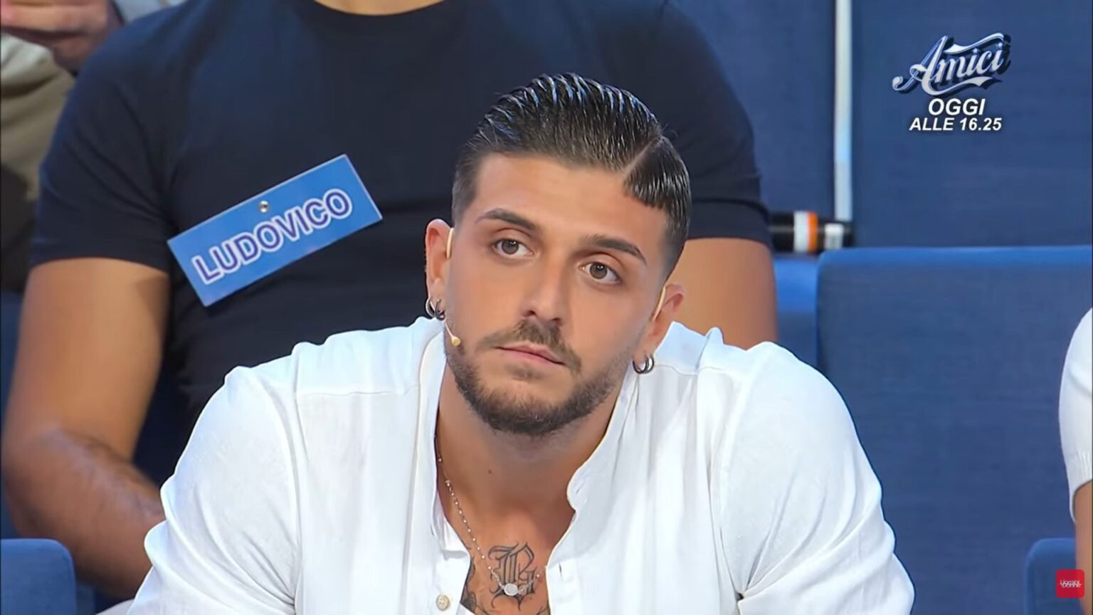 Dopo Uomini e Donne, Ernesto Passaro frequenta un’altra ragazza ma continua a cercare Cristiana: ecco tutta la verità Ernesto Passaro durante Uomini e Donne