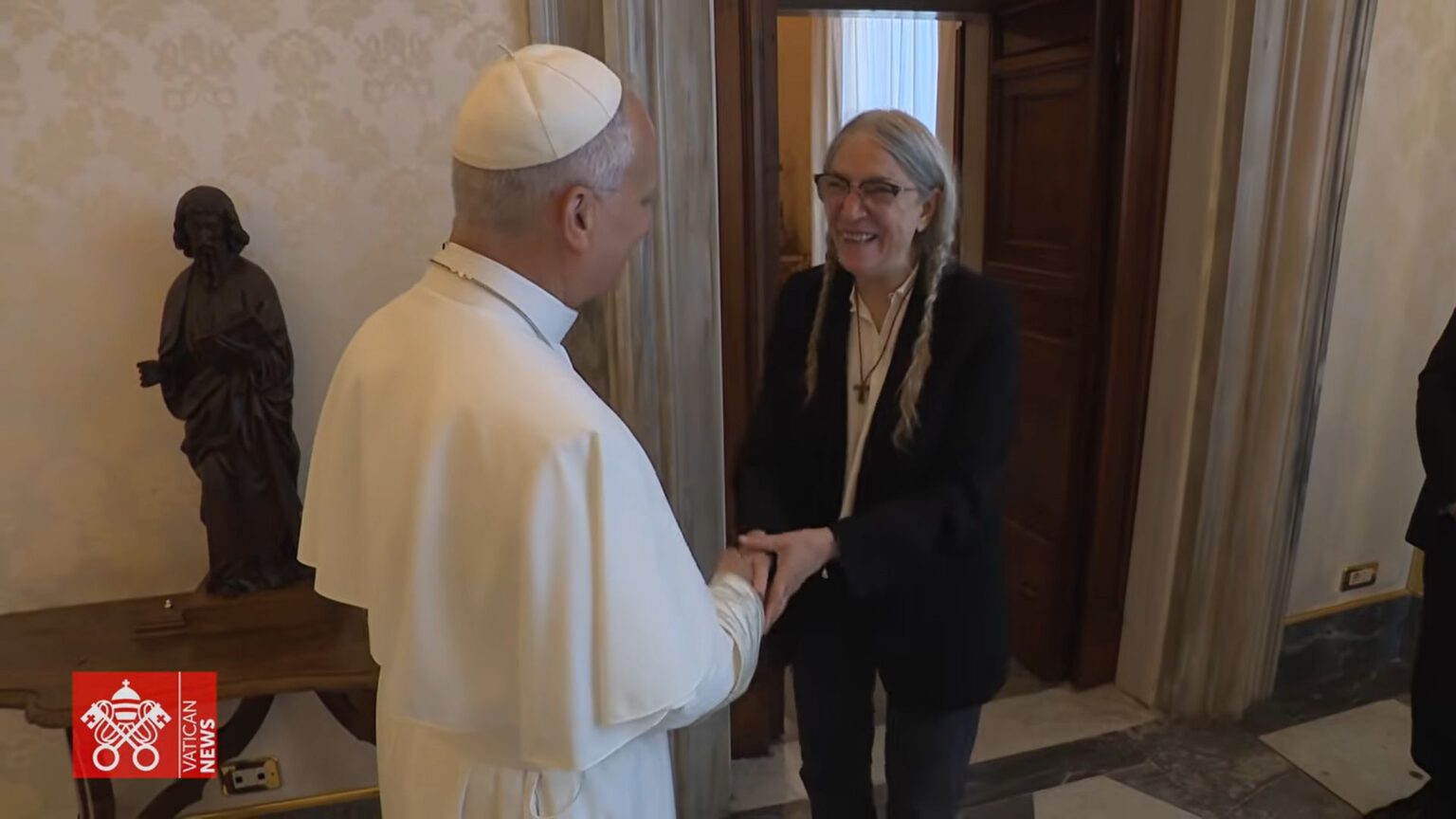 Patti Smith ricevuta da Papa Leone XIV in Vaticano: clima confidenziale e un segreto condiviso da Chicago Patty Smith incontra il Papa