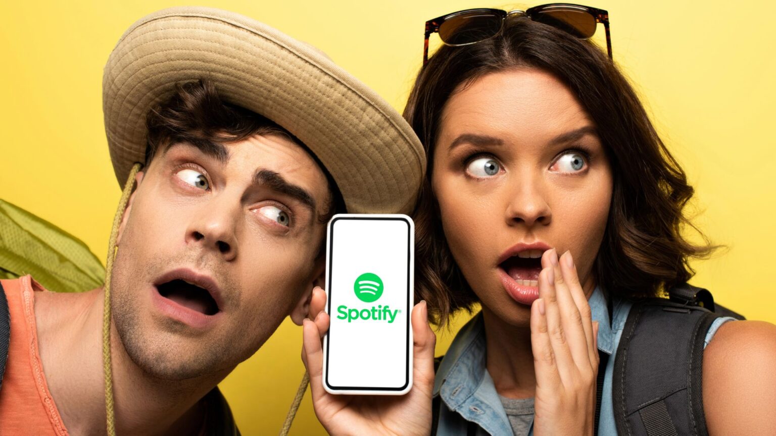 Due ragazzi aprono l'applicazione di Spotify