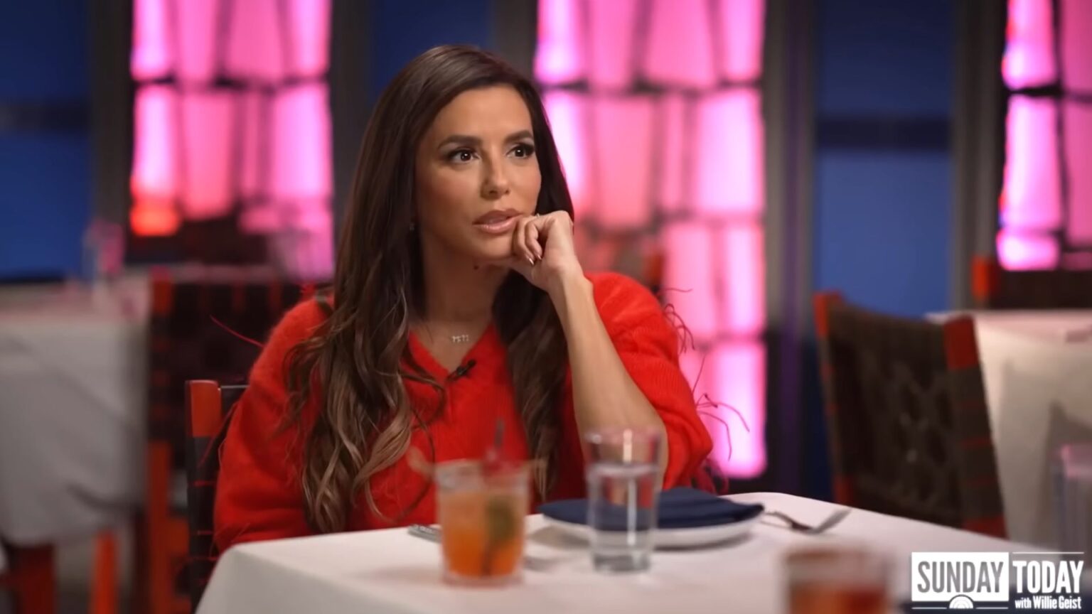Eva Longoria a 51 anni in bikini blu elettrico: addominali scolpiti e un fisico da urlo mostrato a Marbella Eva Longoria durante un'intervista