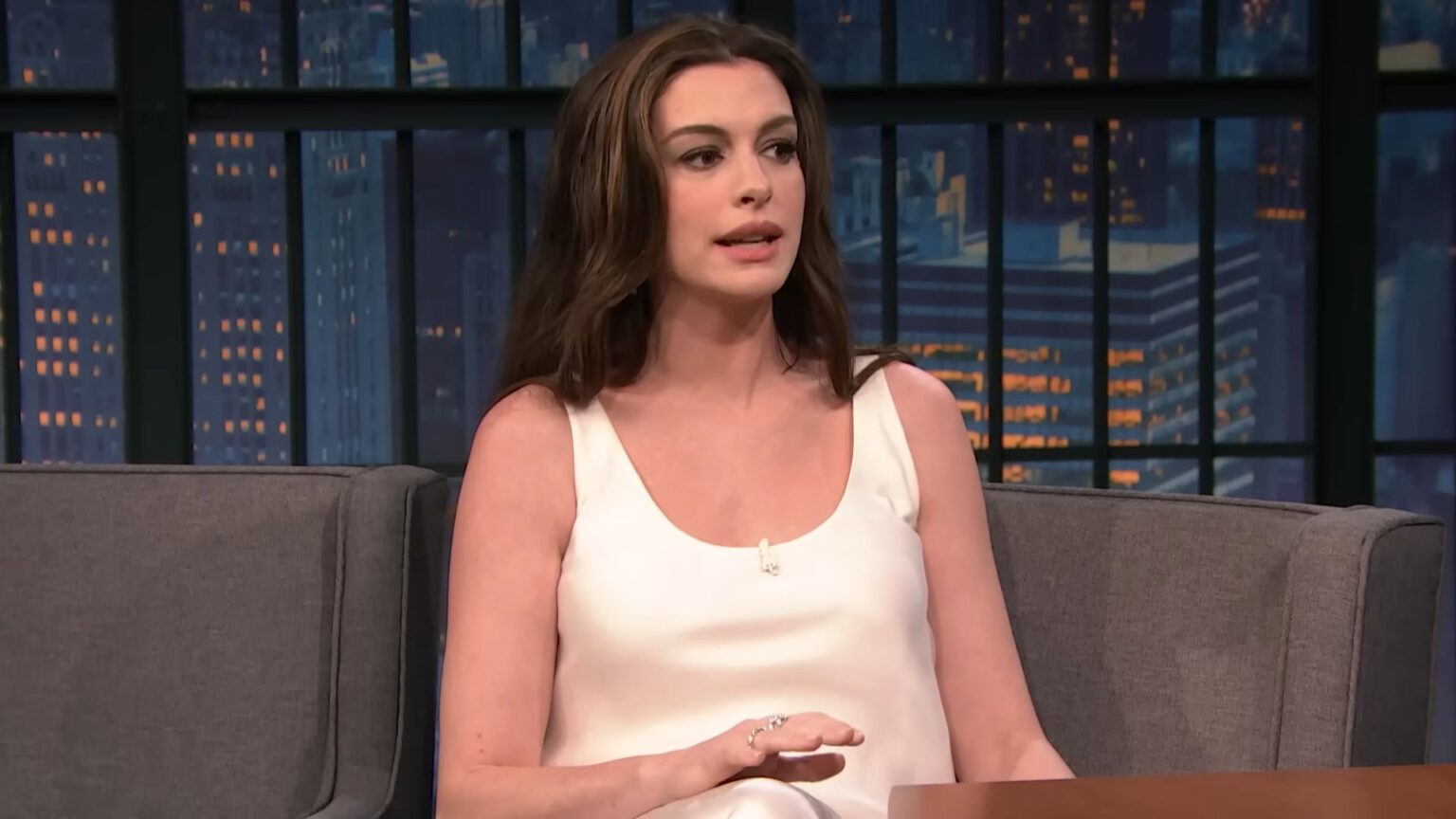 Anne Hathaway durante un'intervista