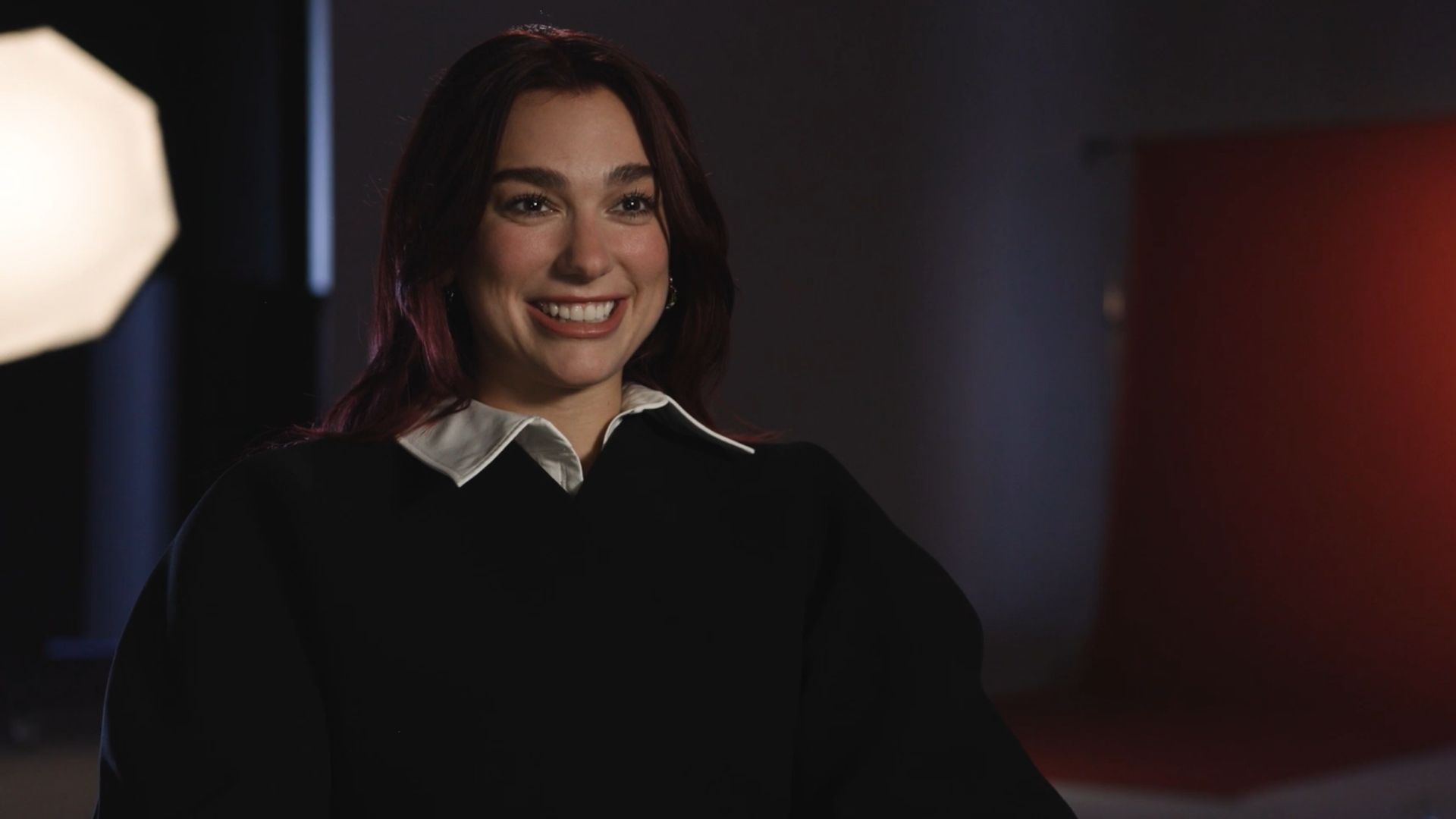 Dua Lipa durante un'intervista