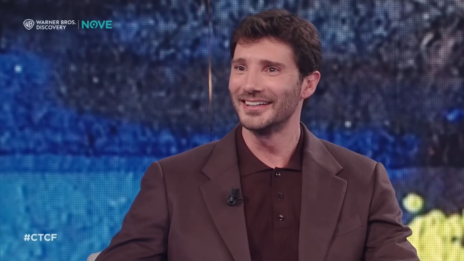 Santiago De Martino suona in un negozio di Los Angeles: Stefano condivide il video e mostra il talento di famiglia Stefano De Martino durante un'intervista