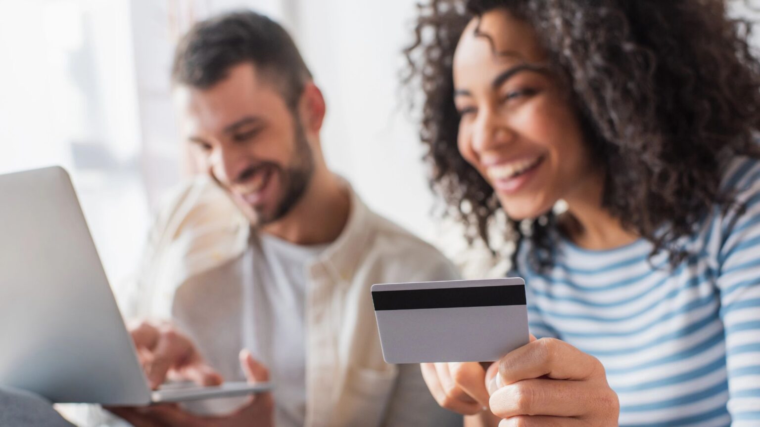 Due ragazzi fanno shopping online