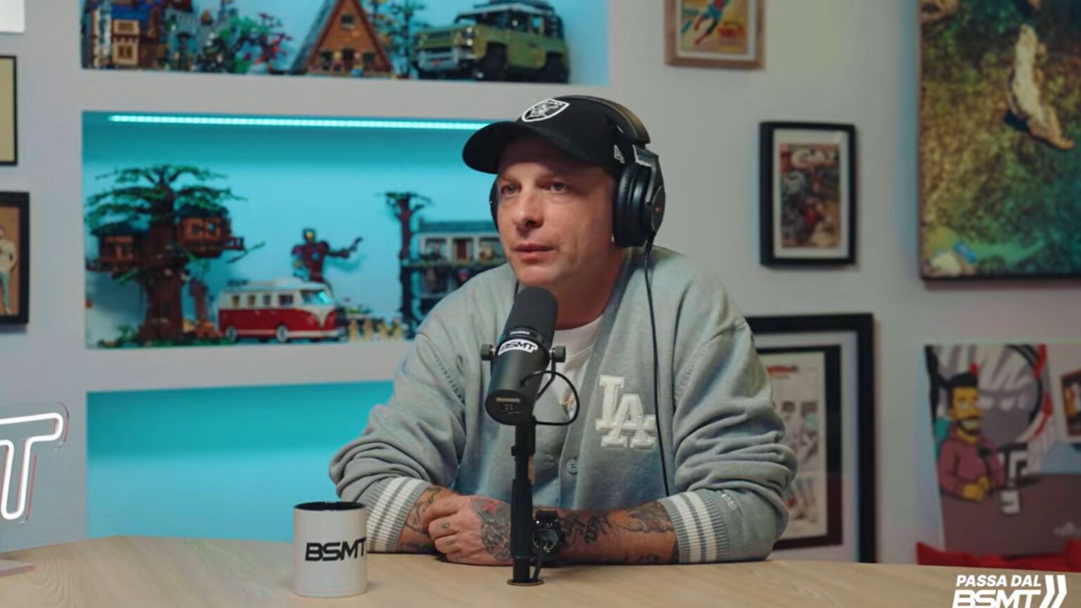 Clementino cade dal palco a Ischia e sparisce dall’inquadratura: cosa succede dopo spiazza tutti Clementino durante un'intervista