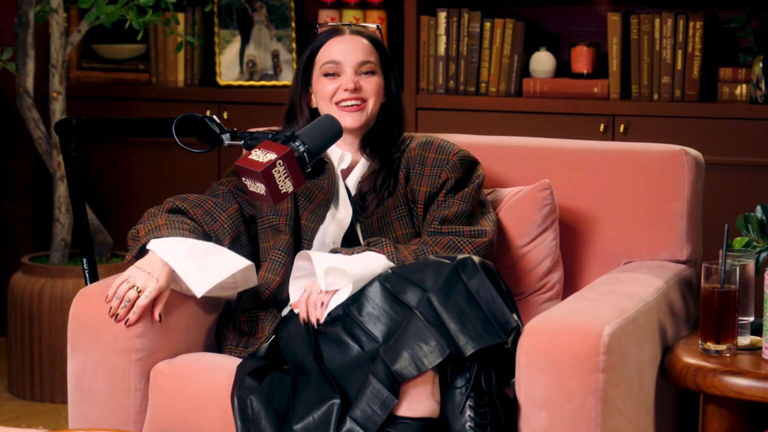 Dove Cameron durante un'intervista