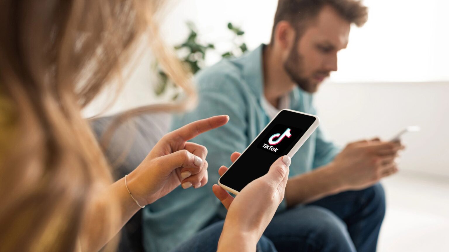 Perché migliaia di utenti TikTok stanno cadendo in questa truffa: la trappola online che sfrutta l’imbarazzo delle vittime Una ragazza apre TikTok