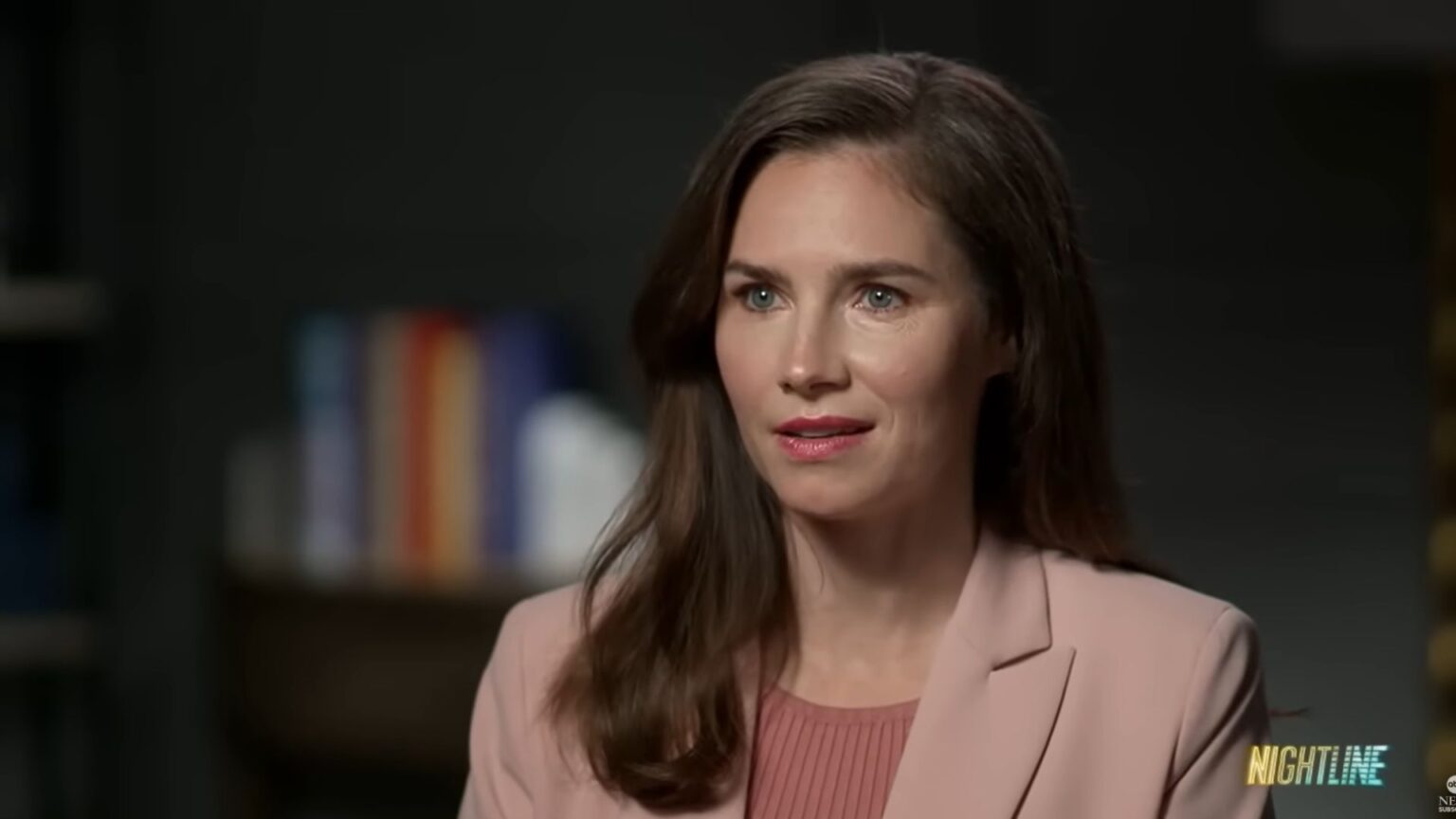 “Offensiva e deplorevole”: Amanda Knox porta in teatro l’omicidio di Meredith, ma la famiglia è senza parole Amanda Knox durante un'intervista