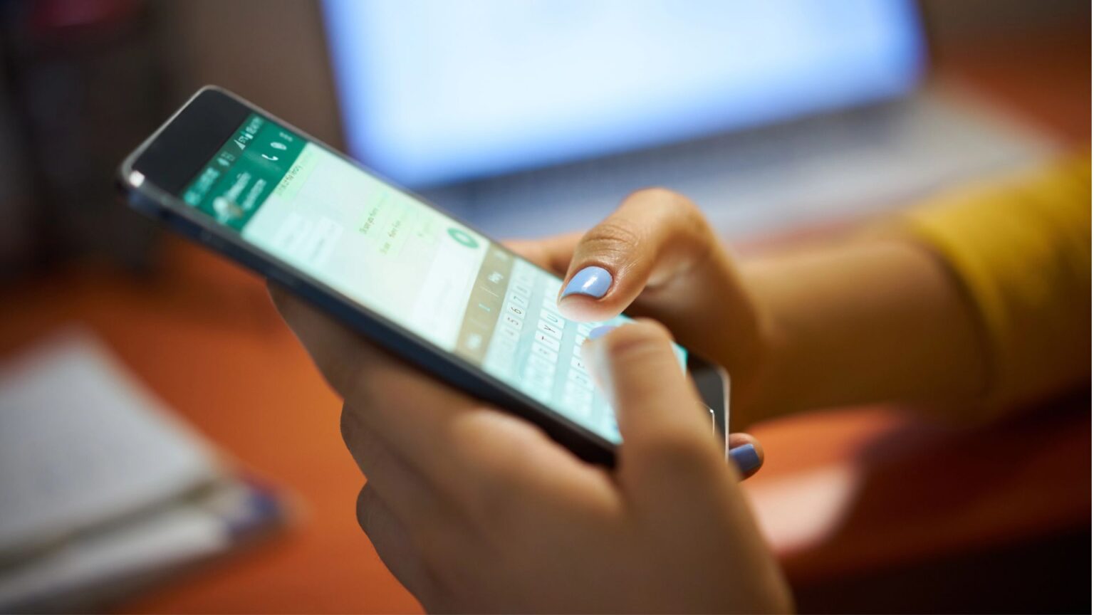 Su WhatsApp arrivano gli sfondi animati che si muovono mentre chatti: ecco come funzionano Una donna usa whatsapp