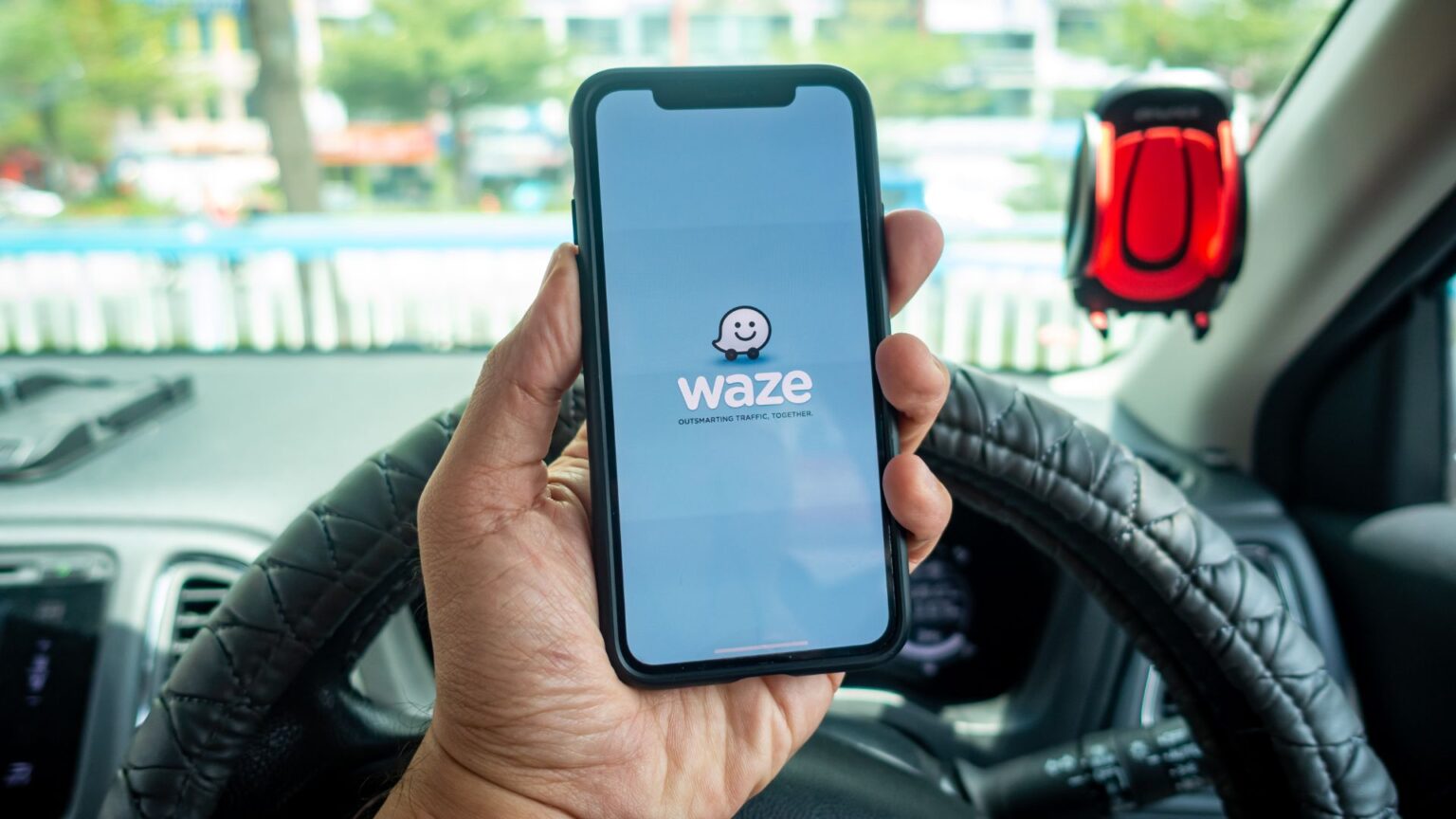 Migliaia di automobilisti abbandonano Waze: ecco i 5 difetti che l’app non ha mai risolto L'applicazione Waze