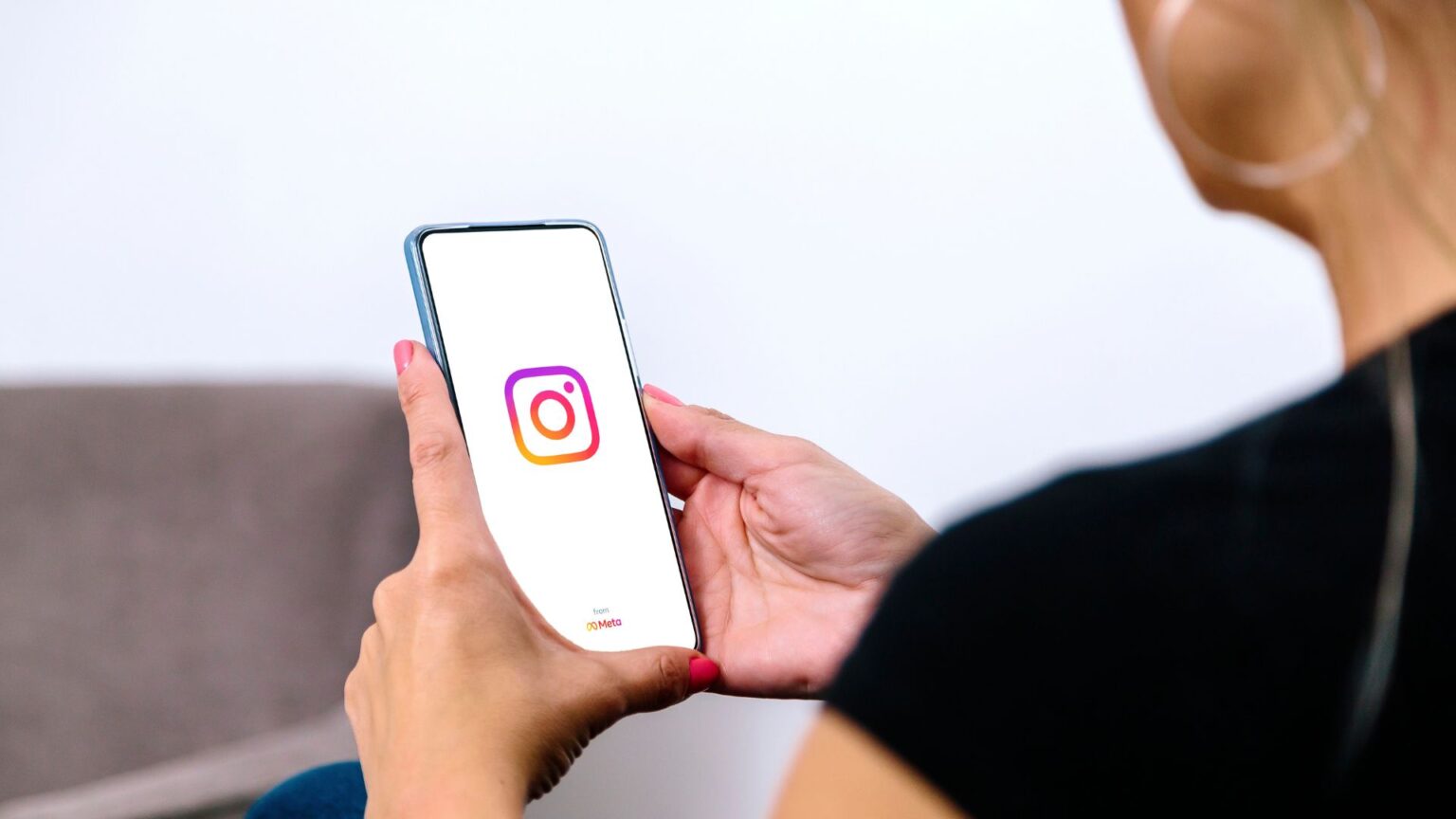 Una donna apre Instagram
