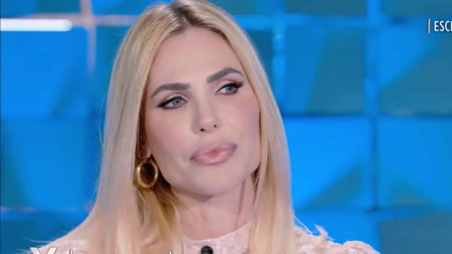 Una foto su Instagram dei piedi costa cara a Ilary Blasi: il video di risposta alle critiche è epico Ilary Blasi durante un'intervista