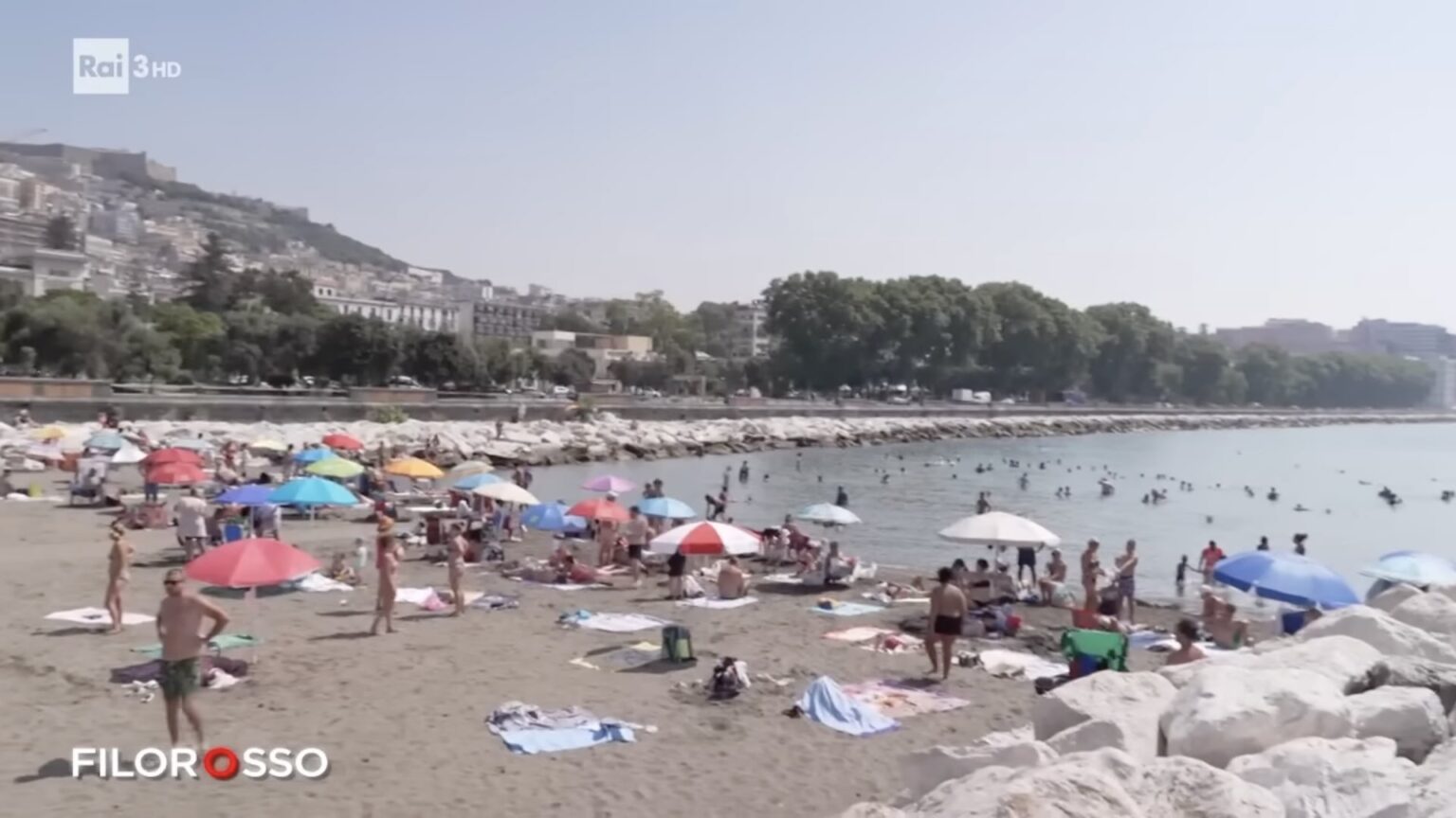 Spiaggia con ombrelloni