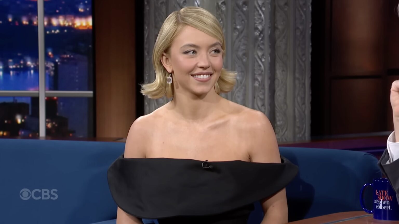 Sydney Sweeney si trasforma in Wonder Woman, ma non è sola: con Scooter Braun forma una vera coppia di supereroi per un giorno Sydney Sweeney