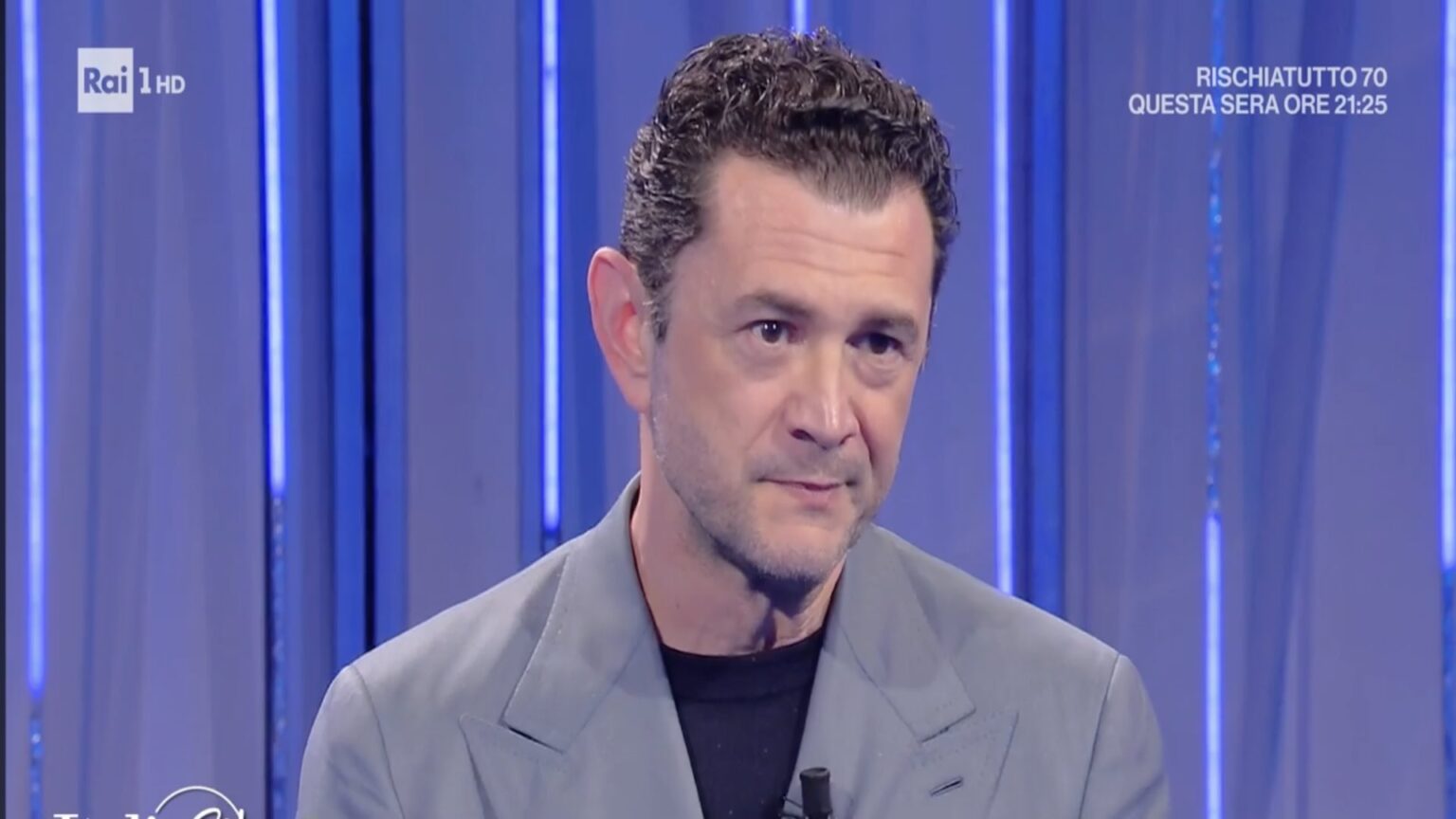 Vinicio Marchioni racconta per la prima volta il tumore alle ossa: la battaglia tenuta nascosta nel pieno della carriera Vinicio Marchioni